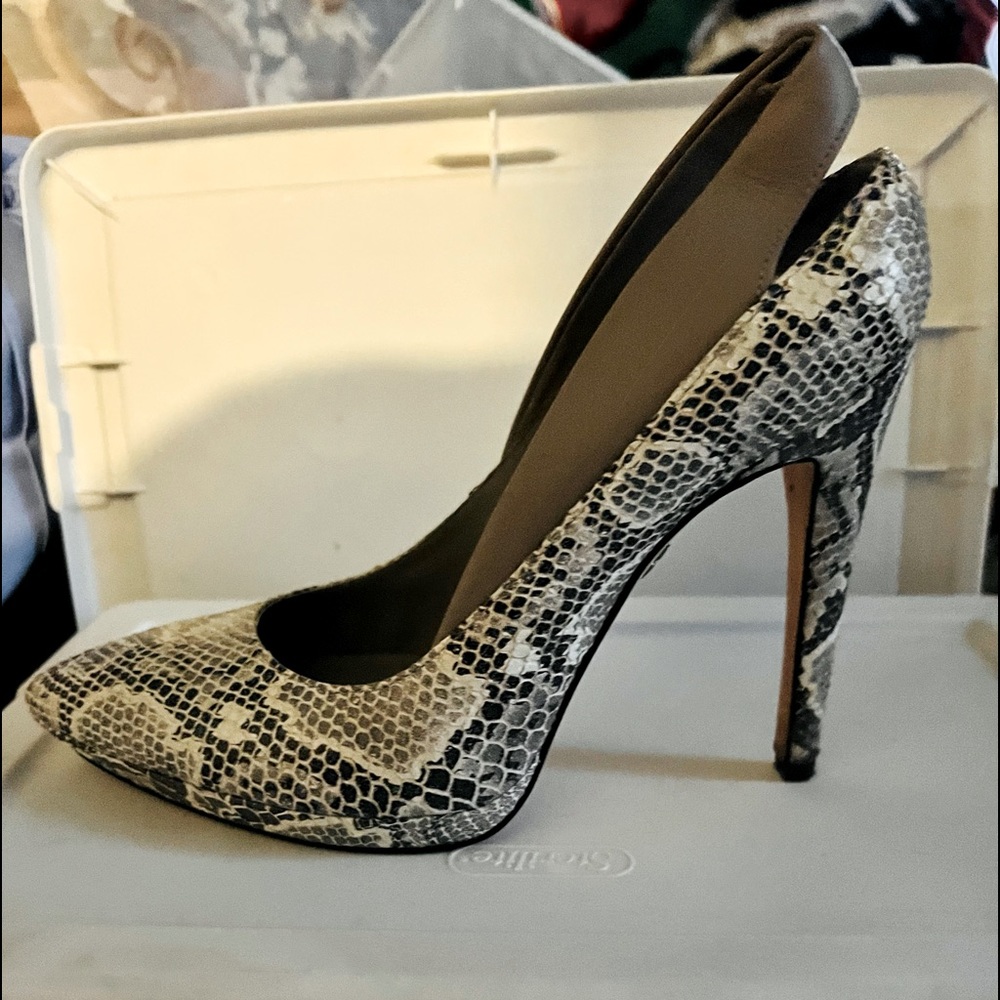 BCBG BCBGMAXAZRIA Women MA-Raine Pointed Toe Pump Shoe, sz 7.5
